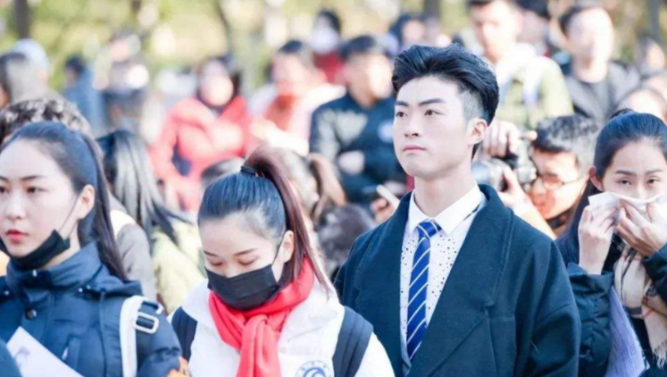 她是高考621分的“理科妹”，在娱乐圈傲视群雄，美貌与才华并存