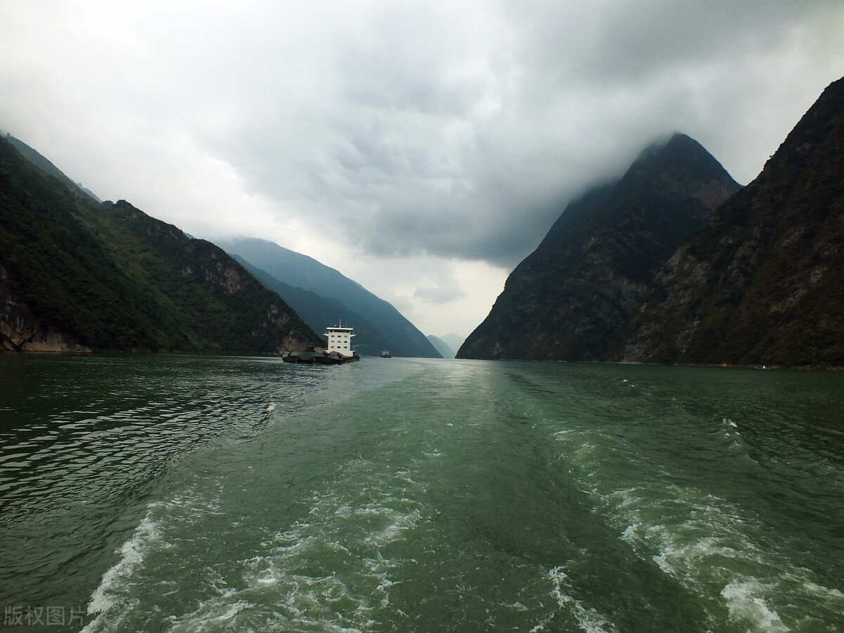 长江三峡的旅游景点有哪些？好玩么？怎么玩？