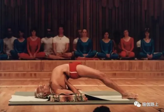 艾扬格密集一 | 32 个经典体式 & 2 大呼吸法经典示范图