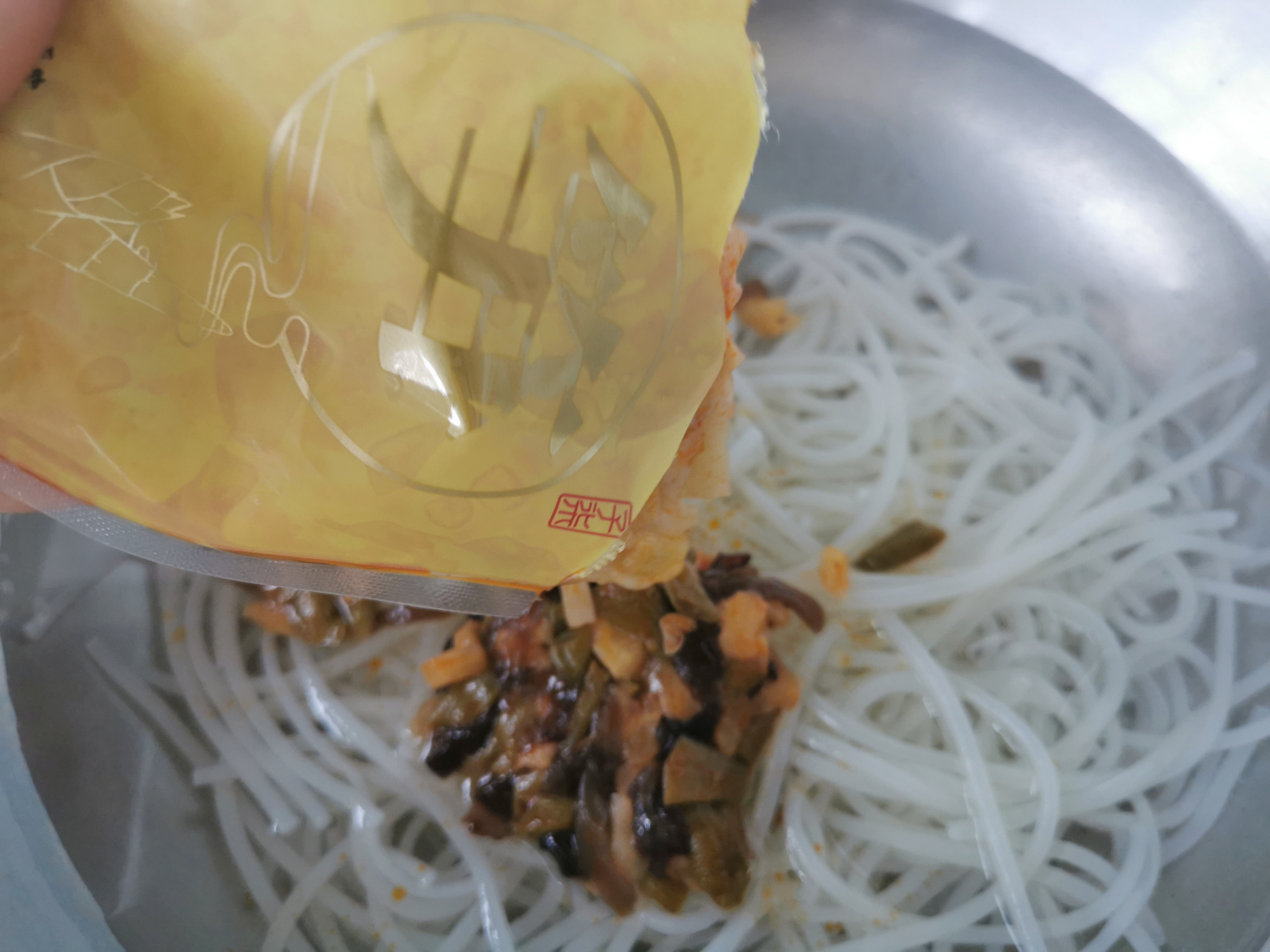 一年漂洋过海500000份的螺蛳粉，为啥那么火？正确做法学会了吗？