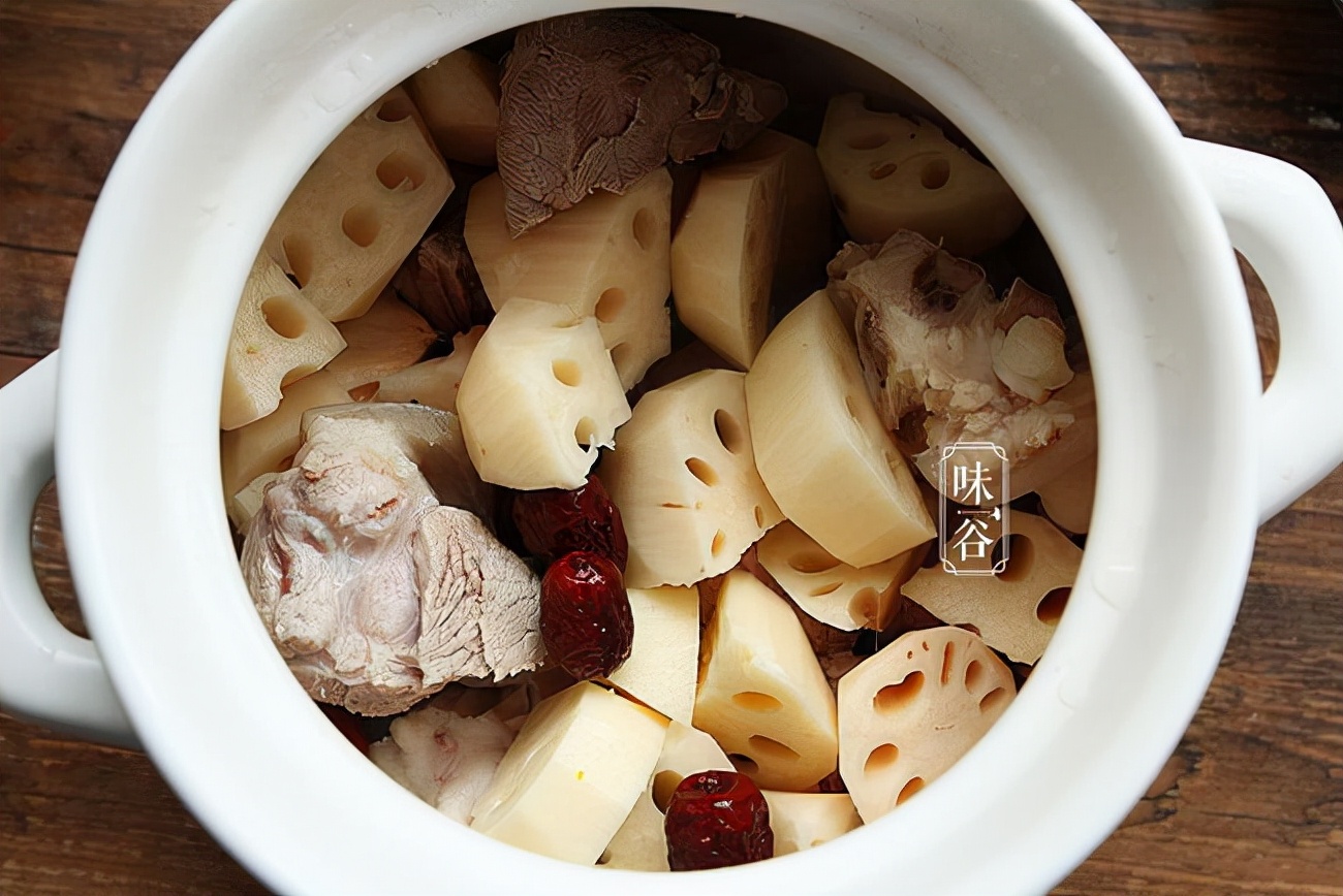 入冬后，有条件多给家人喝这汤，汤鲜味美有营养，别不懂吃