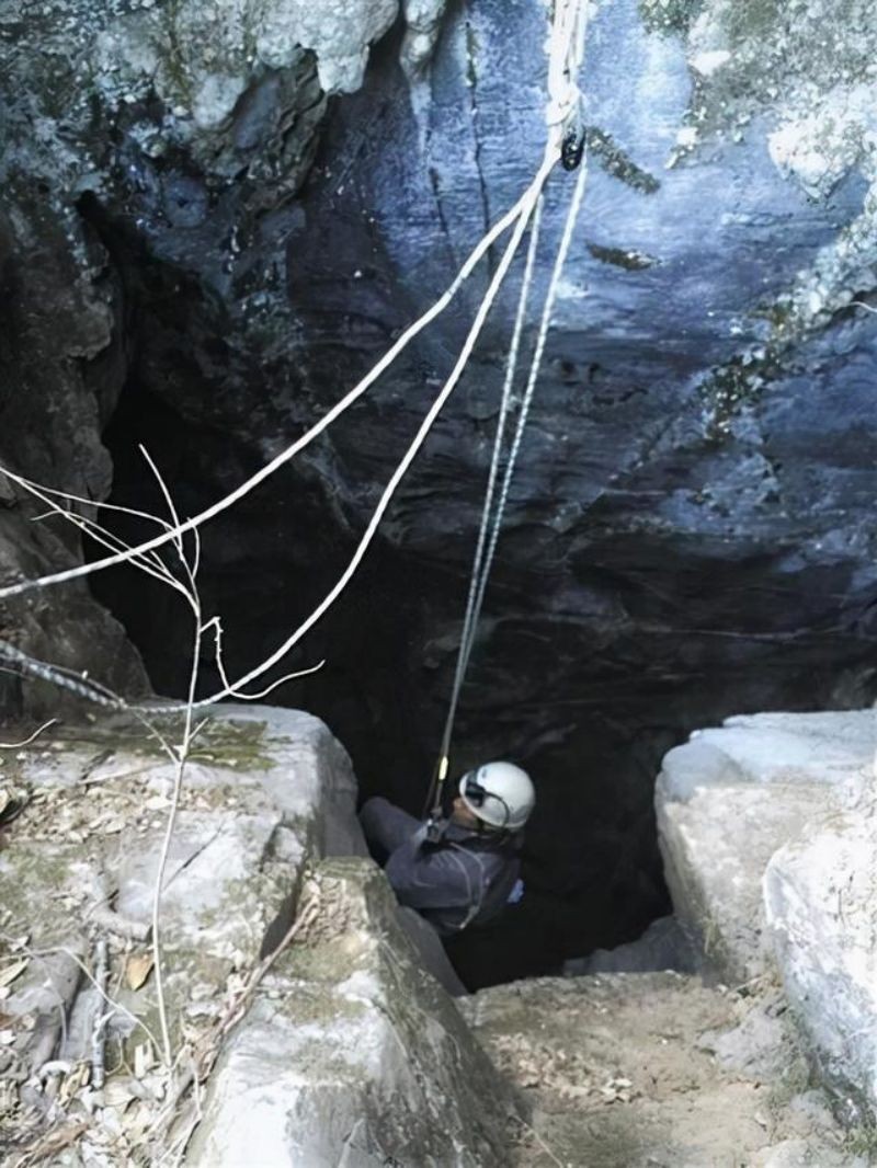 08年北京教师爬山时神秘失踪，现场发现诡异纸条和骸骨，引人猜想