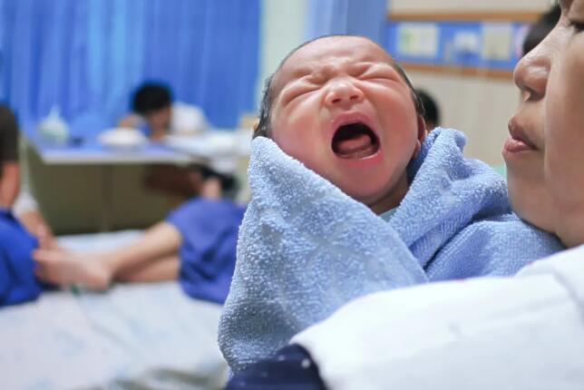 顺产刚出生的婴儿图片(顺产生娃有多尴尬) 
