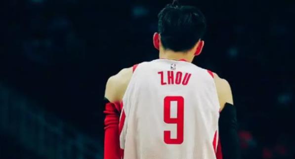 为什么nba球衣降价了(周琦被裁40天,NBA生涯三大印迹被清除干净，2队除名球衣降价清仓)