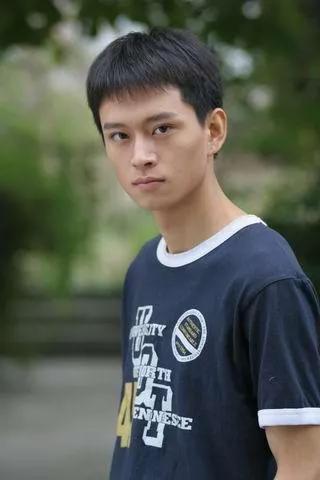 娱乐圈的8大“海岩男郎”，年轻时个个丰神俊朗，气宇不凡