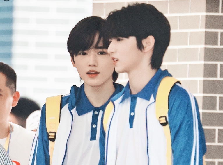 刘耀文上《萌探》，校服一穿成校园剧男主，与小宋同框美颜暴击