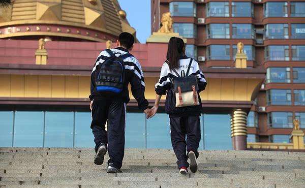 19岁女孩偷尝禁果，爸妈扬言断绝关系，邻居怒斥：早干嘛去了？