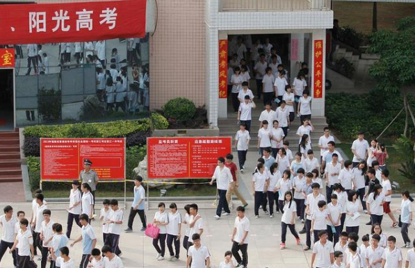 4省通知，2020届复读生迎来“不好消息”，家长：无奈