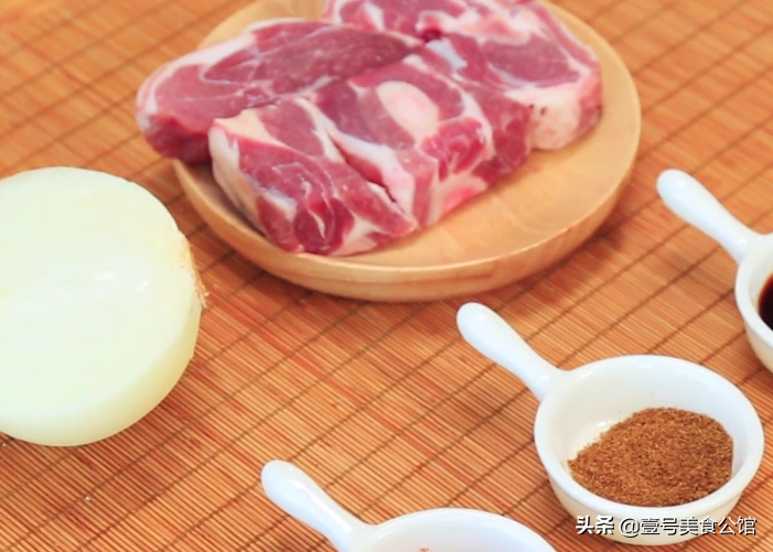 在家教你做香辣孜然羊肉串，外焦里嫩，美味又解馋，家人都爱吃