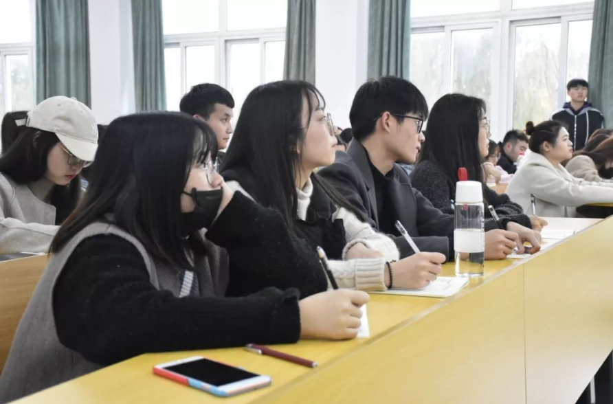 学校规定大一不允许报考英语四六级，新生困惑不已，老师道出缘由