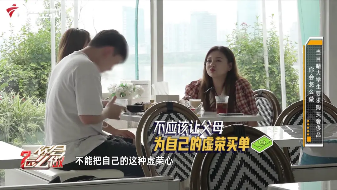 女儿要求妈妈买8000元奢侈品包,路人直怼:你这是虚荣