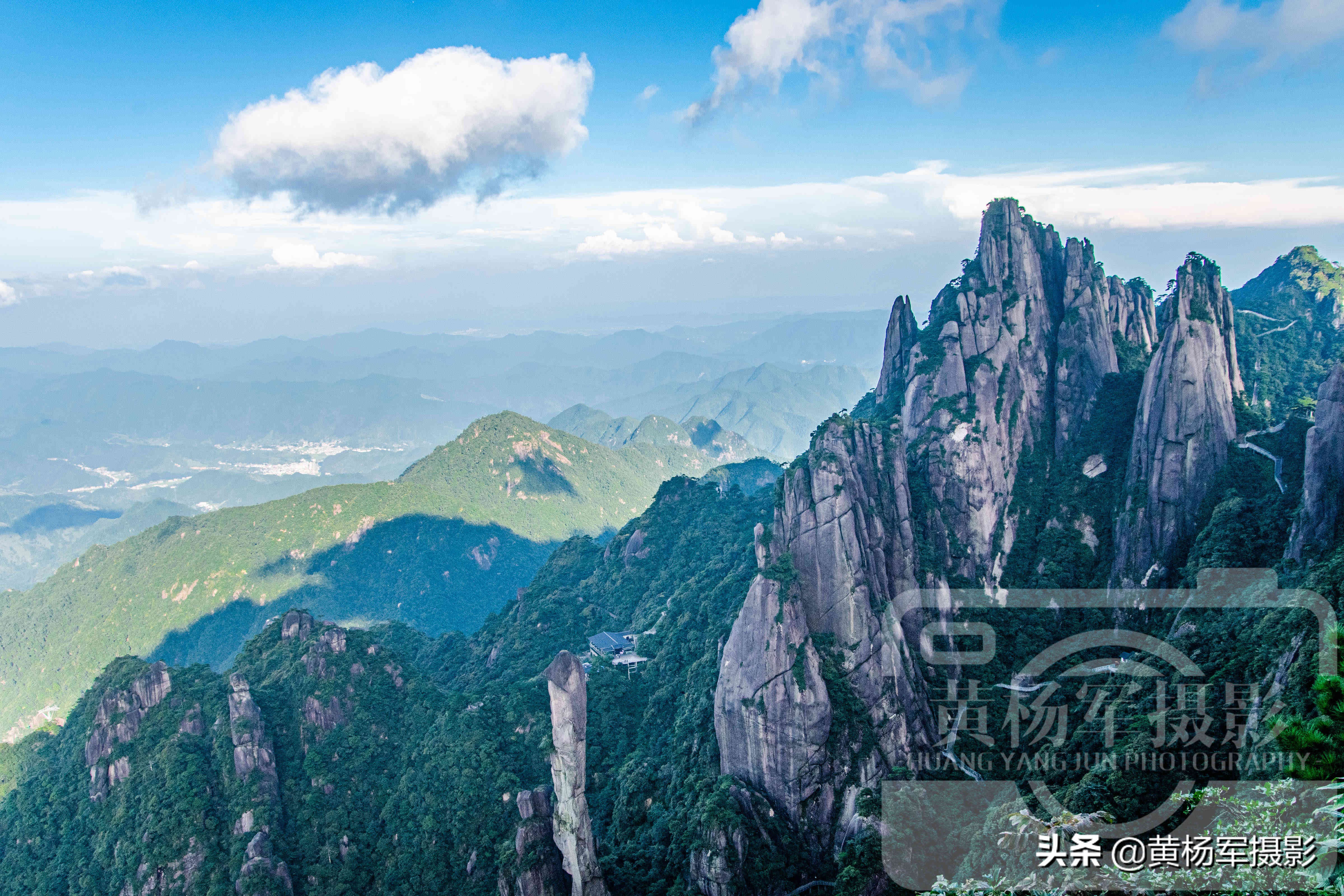 江西玉山县三清山，被誉为“江南第一仙峰”，山林险峻秀美很迷人