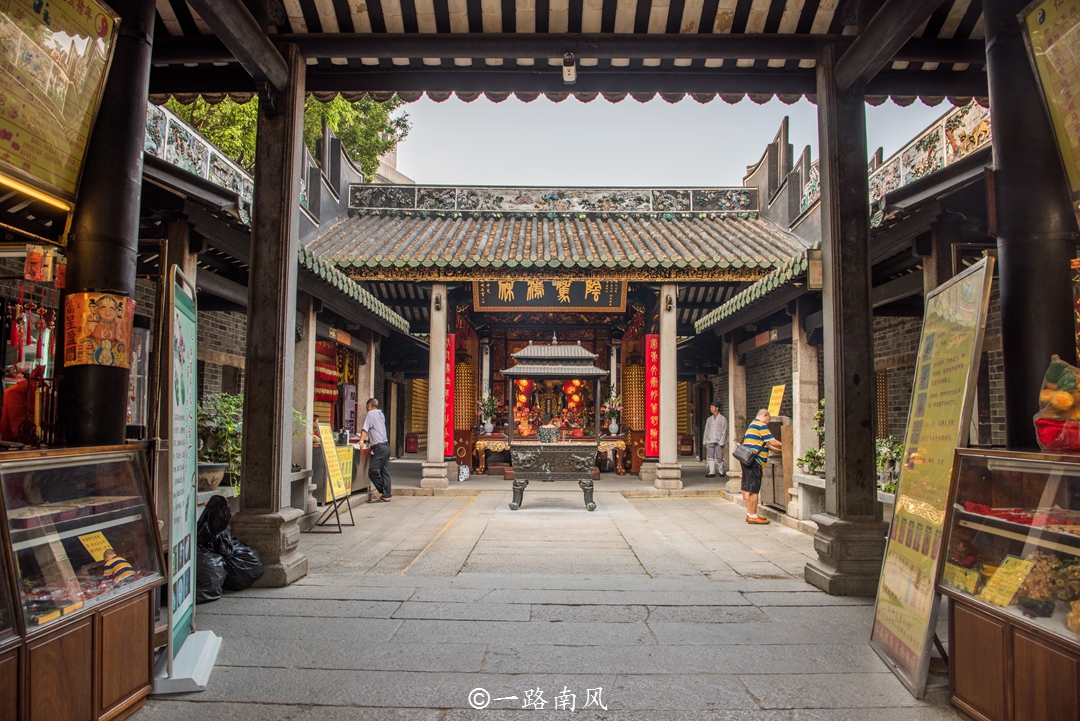 广州最精美的建筑群，其中一处叫仁威庙，雕刻令人赞叹