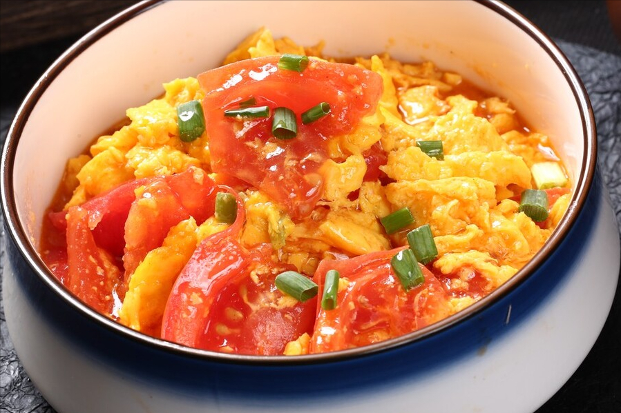 配方:笨鸡蛋,番茄,食盐,番茄酱,白糖,葱花,植物油1,准备几个笨鸡蛋,打