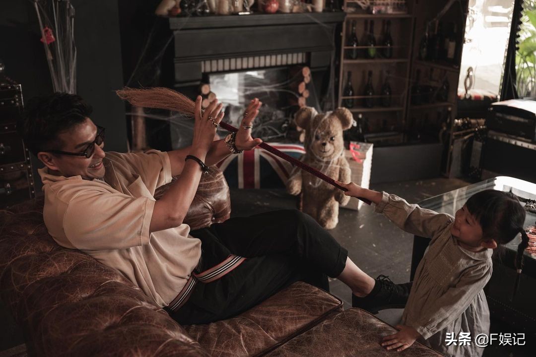 TVB视帝陈展鹏为让女儿开心 发挥精湛演技装作给女儿欺负得很惨