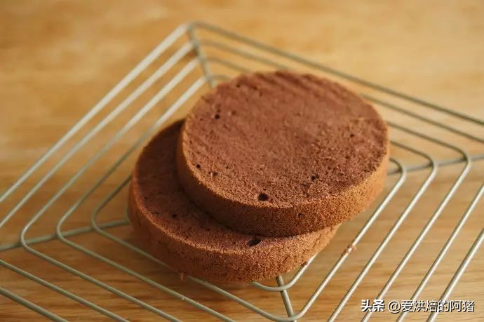 一样鸡蛋面粉白砂糖，两货有啥不一样？海绵和戚风的本质差别