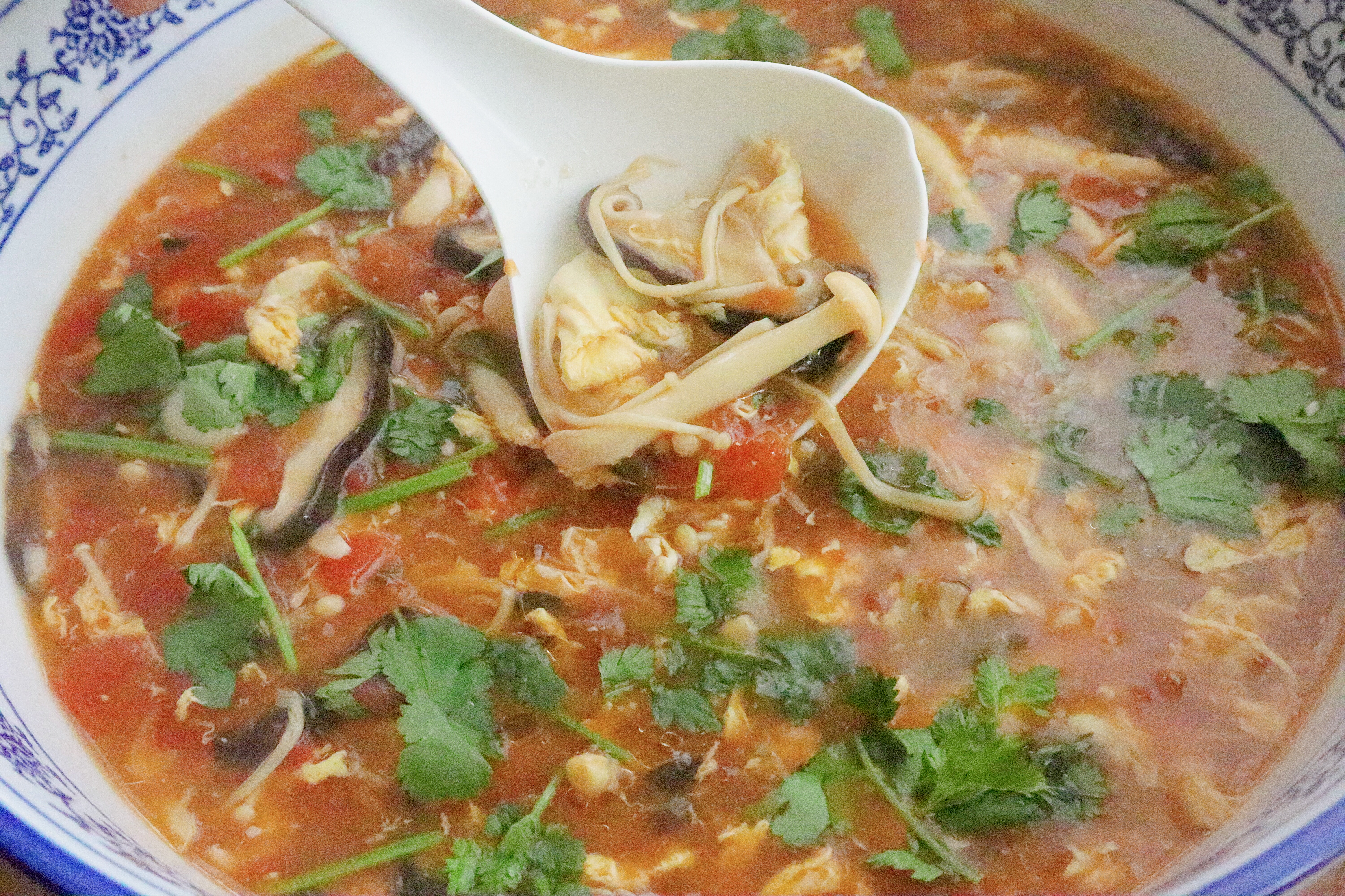 番茄菌菇汤的家常做法，味道鲜美，酸爽开胃，没胃口时要多喝它