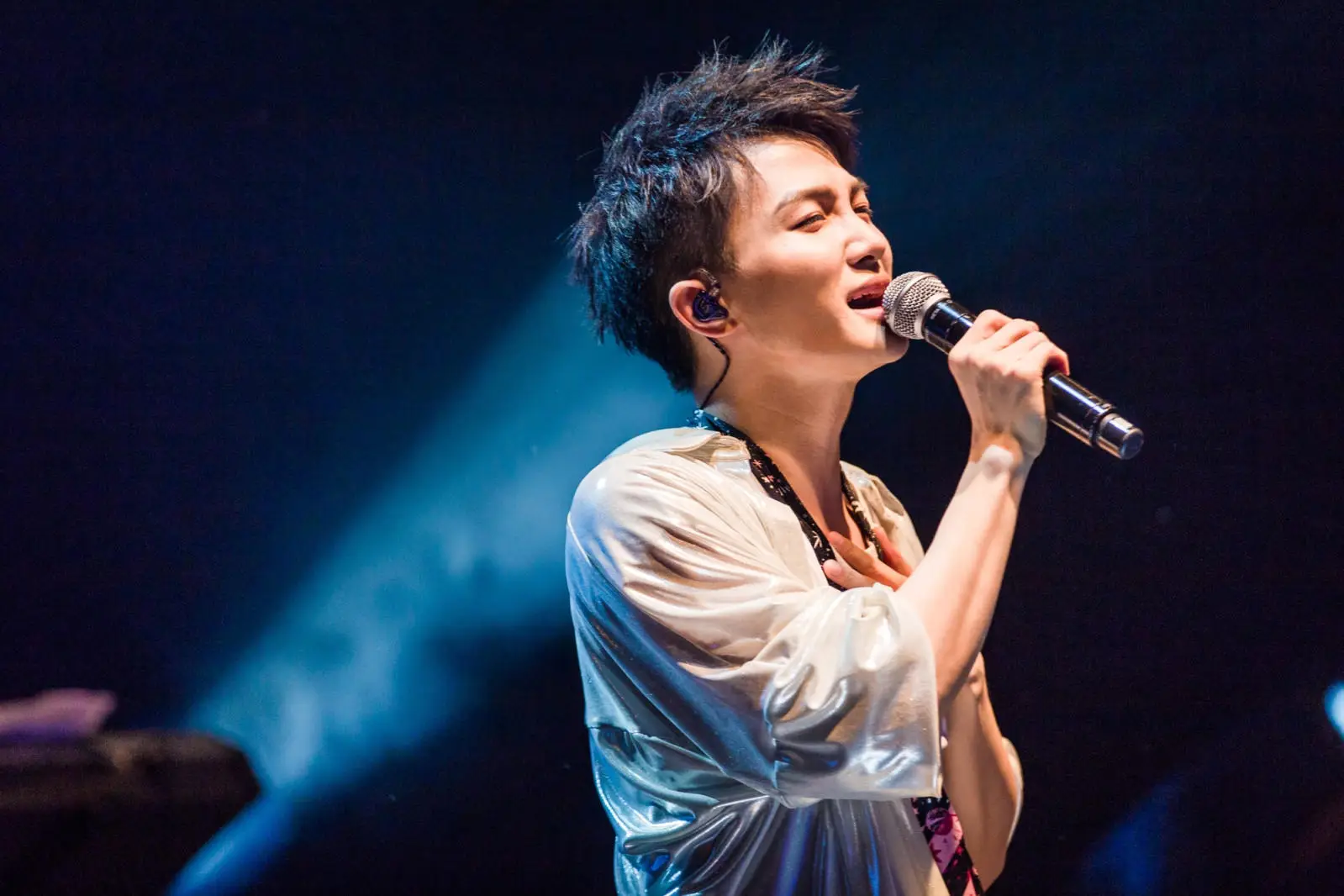 周深是男的还是女的（周深为什么叫宝藏男孩）