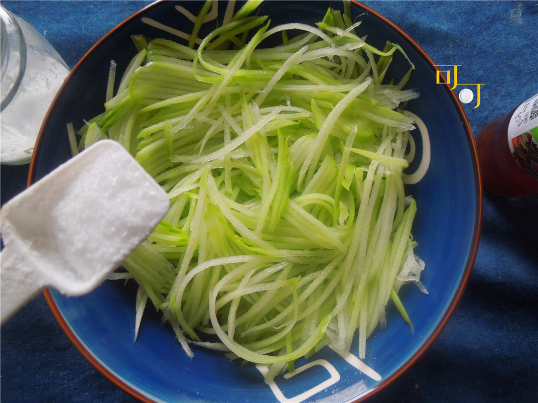 过年吃腻了大鱼大肉,用佛手瓜做个凉拌菜,清新爽口特受欢迎