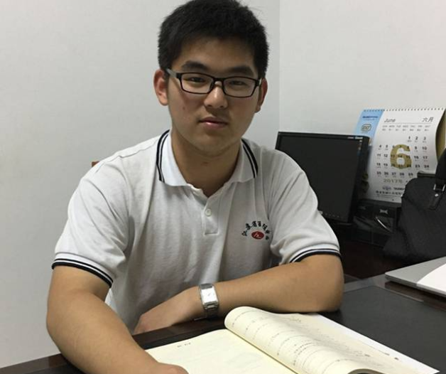 广西学霸查分723一脸淡定，数学满分、英语仅扣3分，网友：秀儿