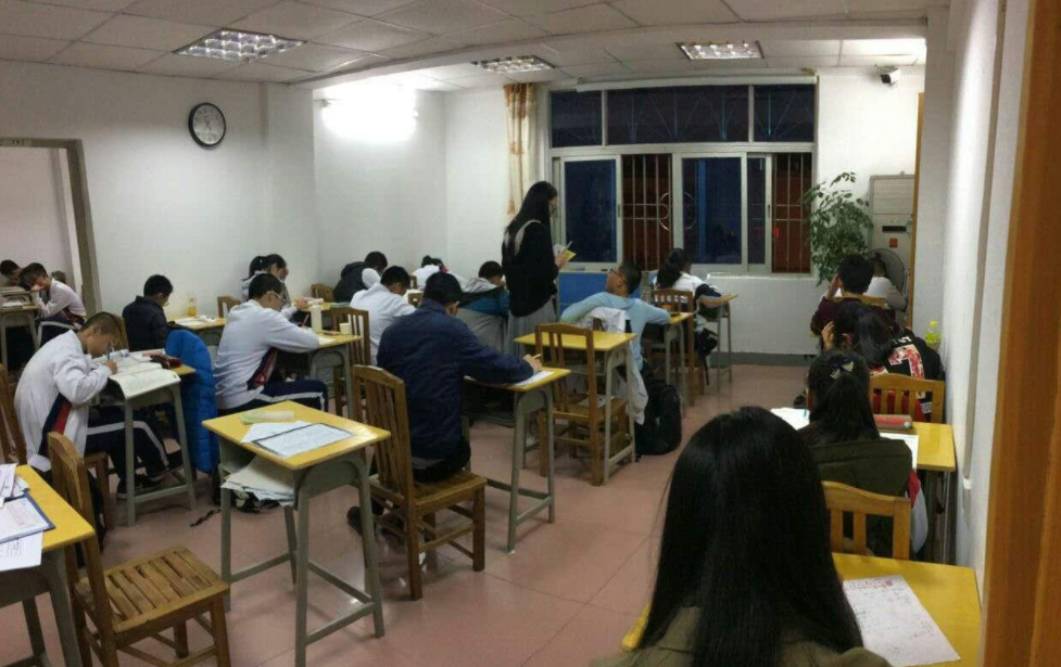 高考前班主任开“高价补习班”，高考后被家长举报，处理结果来了