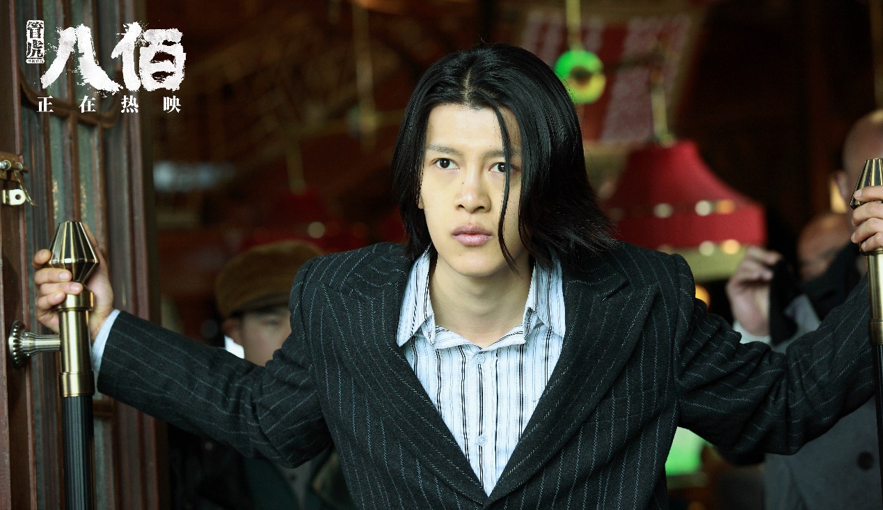 《八佰》:刀子冲桥前拜的遗像是谁?他的真实身份揭开了三个秘密