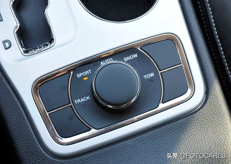 Jeep大切诺基6.4L SRT8实拍，百公里不到5秒，售价近120万的灭霸