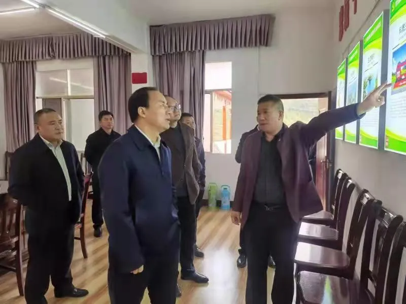 省人大常委会联工委调研组在麻阳调研代表工作室建设工作