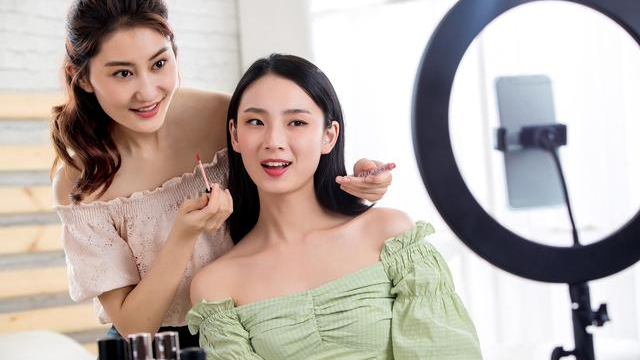 女生适合学哪些专业？推荐报考8个专业，学习难度小、就业前景好