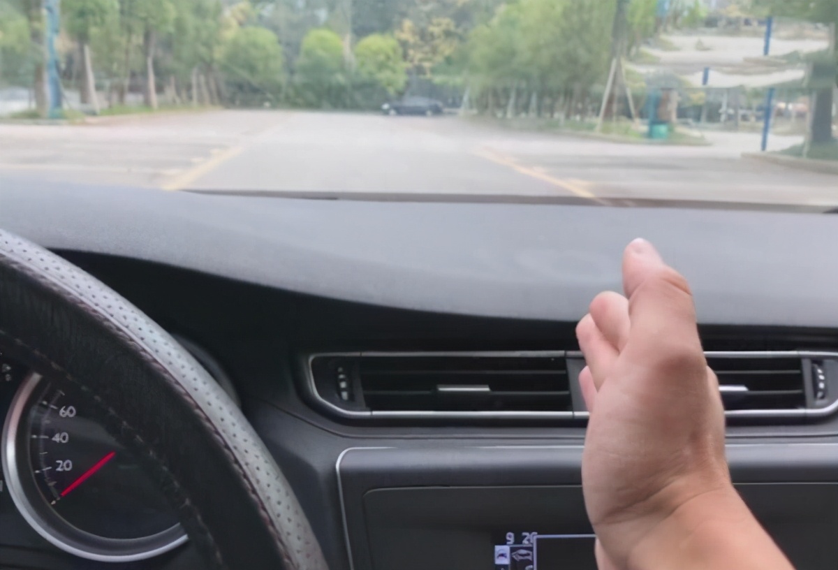新手会车遇窄路，记住这2点，轻松判断车宽距