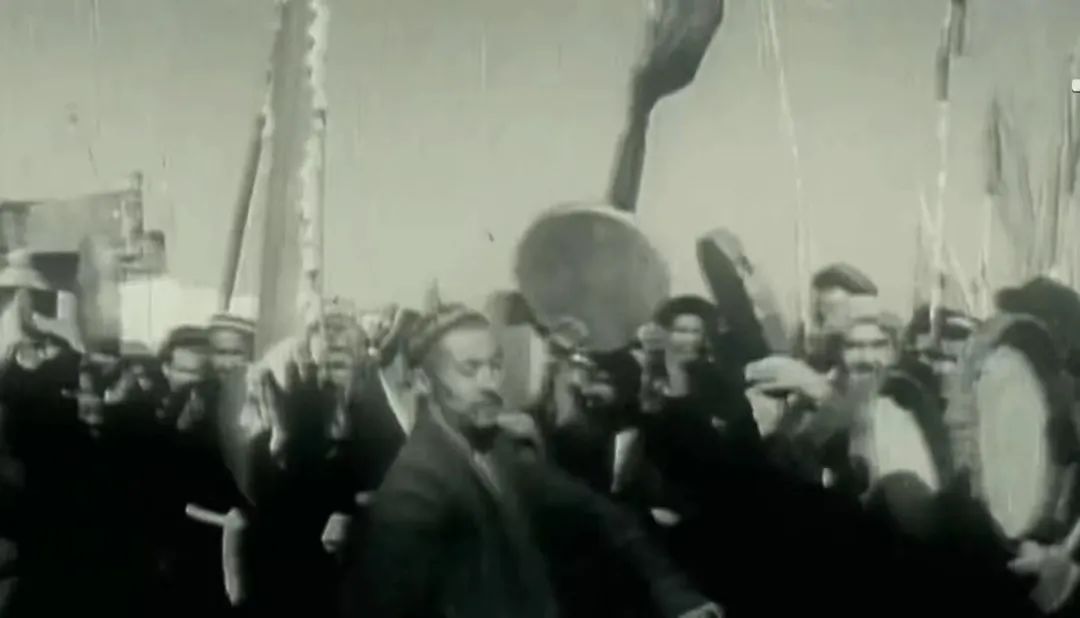 17位老人在宾馆地毯上睡了一夜，他们是谁？