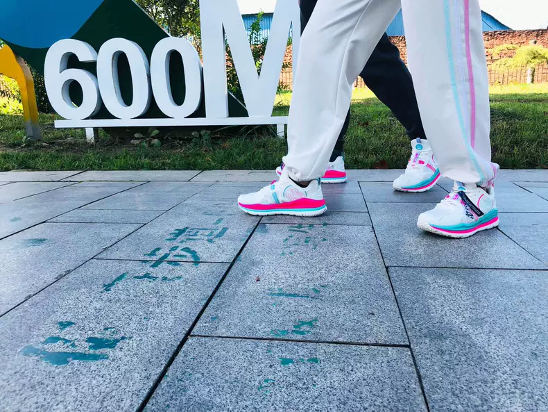 减缓冲击、低落差、耐磨损、超轻量,这双跑鞋才不到五百块?