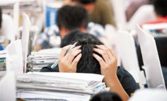 高一学生举报学校放假补课，接线员回怼学生瞎操心，网友一致好评