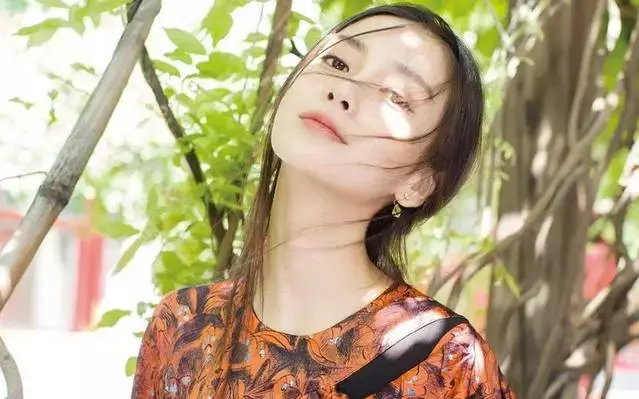 拍照不会摆姿势怎么办,好好学学Angelababy这几个经典的拍照姿势