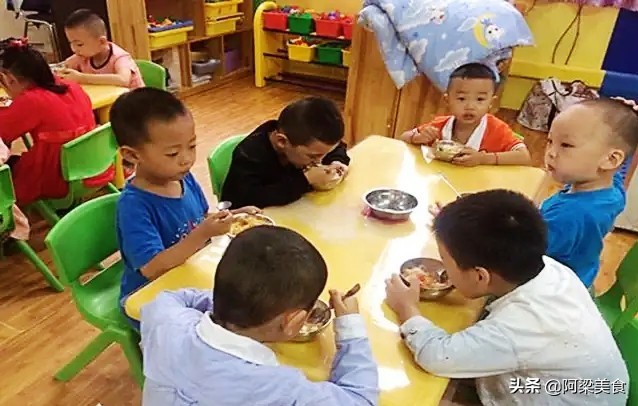 “宝贝笑称幼儿园饭菜香，妈妈心里暖洋洋”