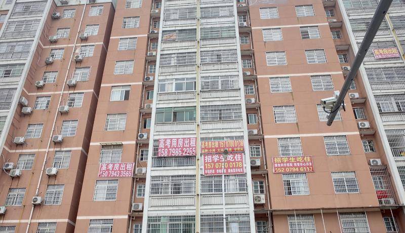 “陪读小镇”上，那些被高考神话捆绑的妈妈们