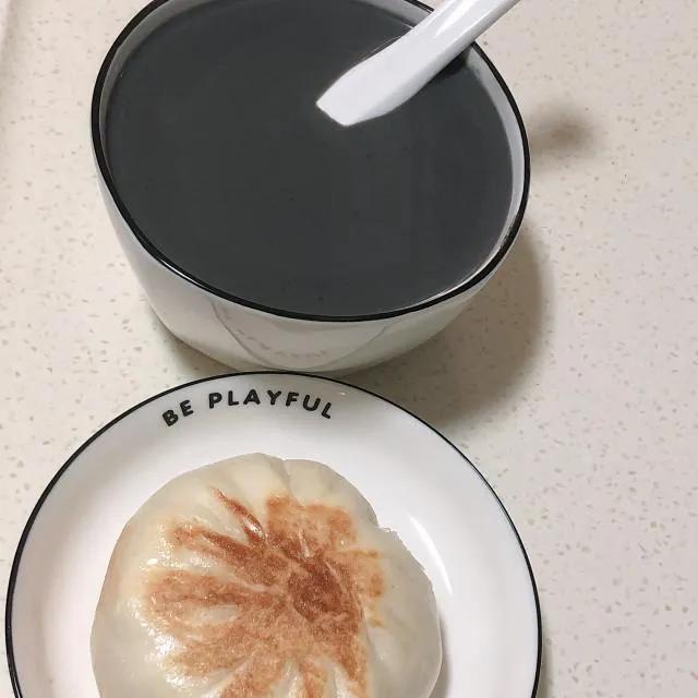 黑豆芝麻红枣豆浆，每天早餐来一杯，元气满满的！