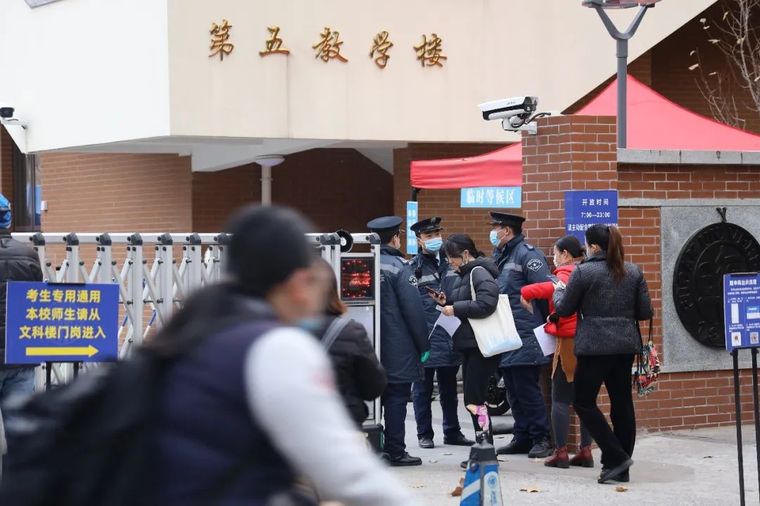 考生规模再创新高！考研首日，多图直击复旦大学考点