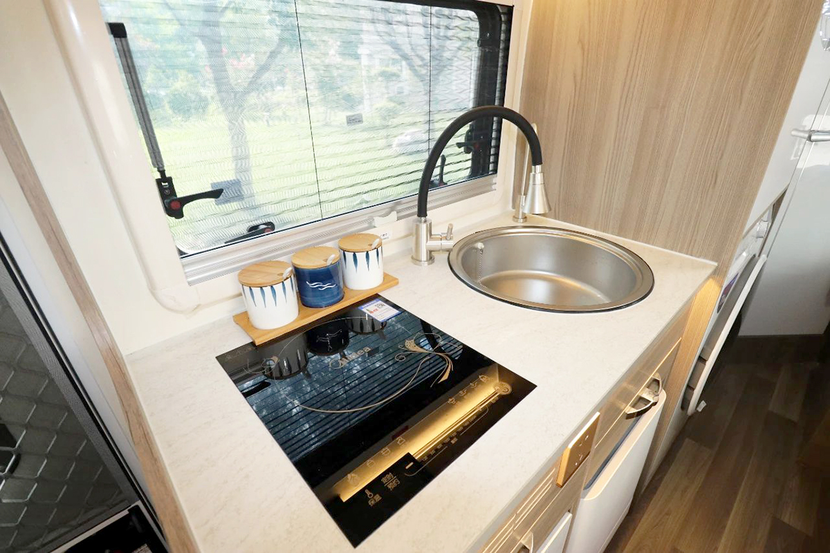 纵置子母床全新布局，大空间实现6人休息，新飞H300尊享版房车