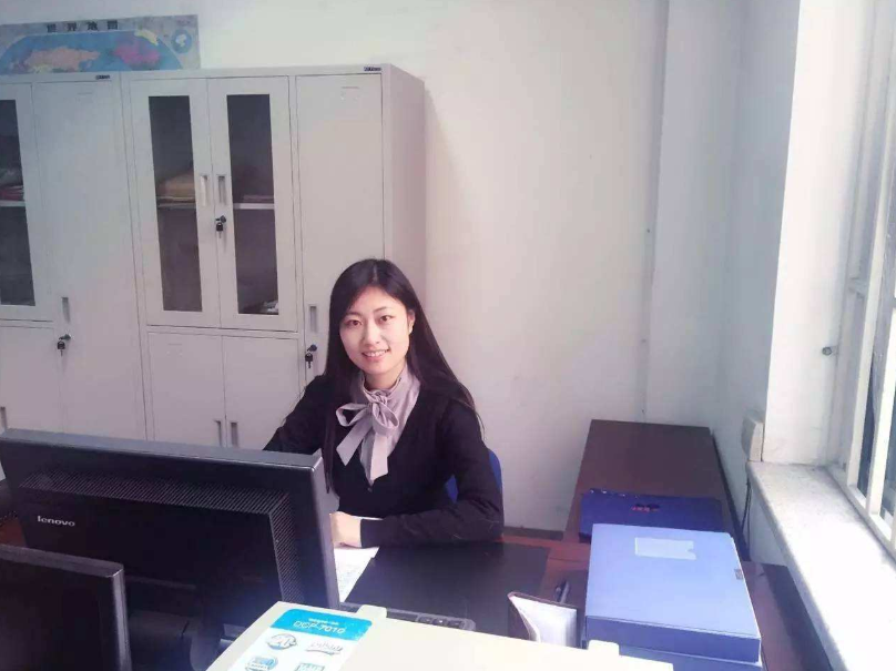 大学辅导员学历高工资少，为啥毕业生抢着做，这些福利很诱人