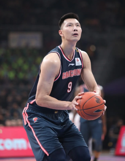 易建联nba为什么回来(易建联为什么在NBA打了几个赛季就回来了？原因很简单，令人惋惜)