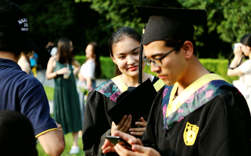 大学生毕业难度再升级，新规定2022即将落实，学生：幸亏毕业的早