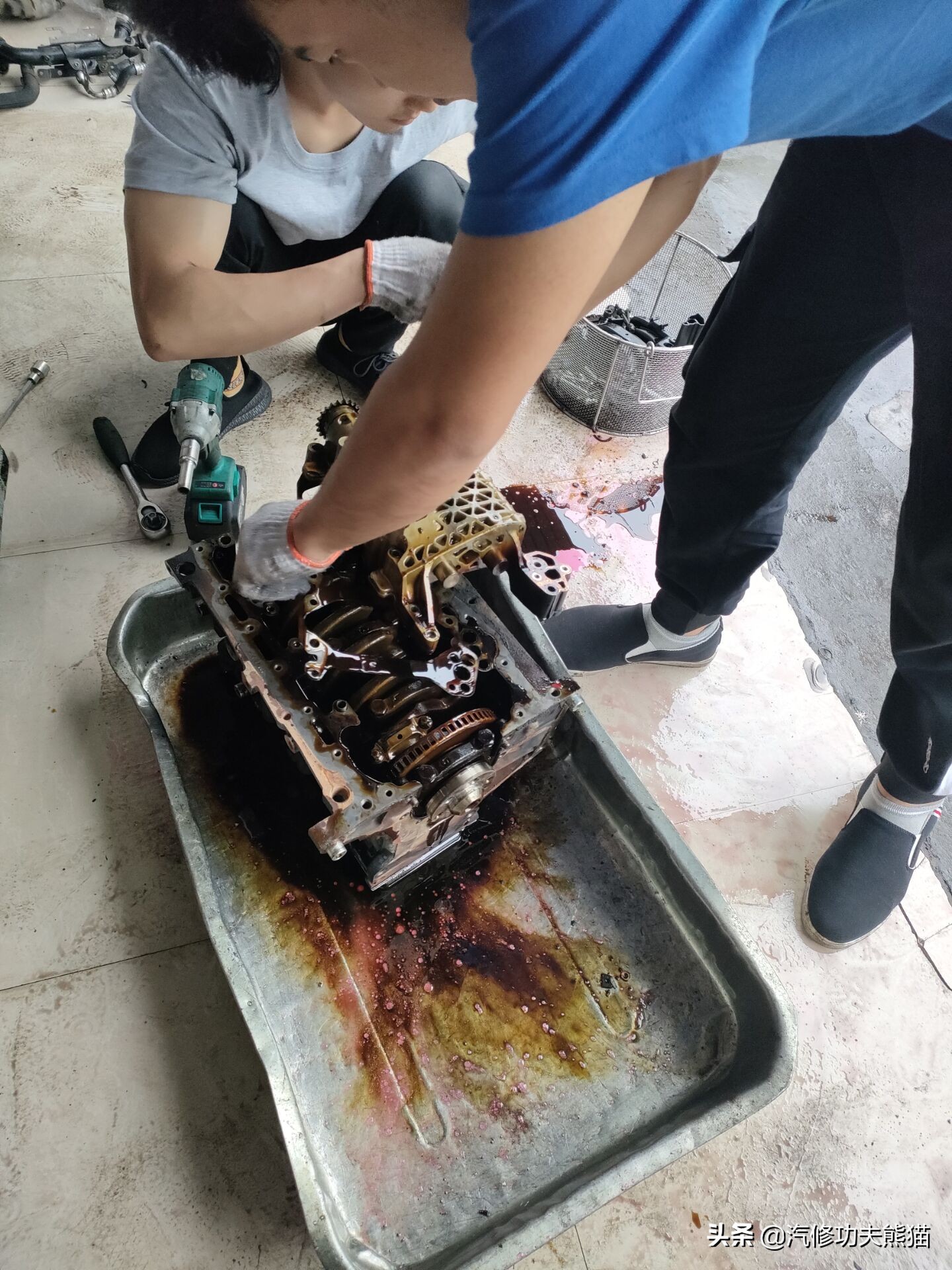 苏州车友十二年车龄奥迪A6L2.0T烧机油，对车有感情彻底整修翻新
