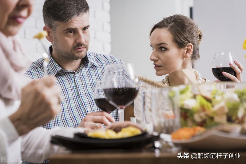 职场饭局：“领导这杯我干了，您随意”，得罪众人，高情商这么说