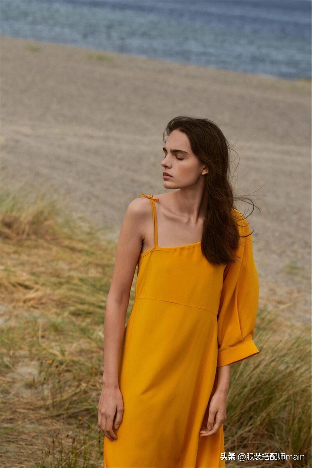 溜肩女孩不要慌，学会这4个穿衣技巧，气质拿捏得死死的