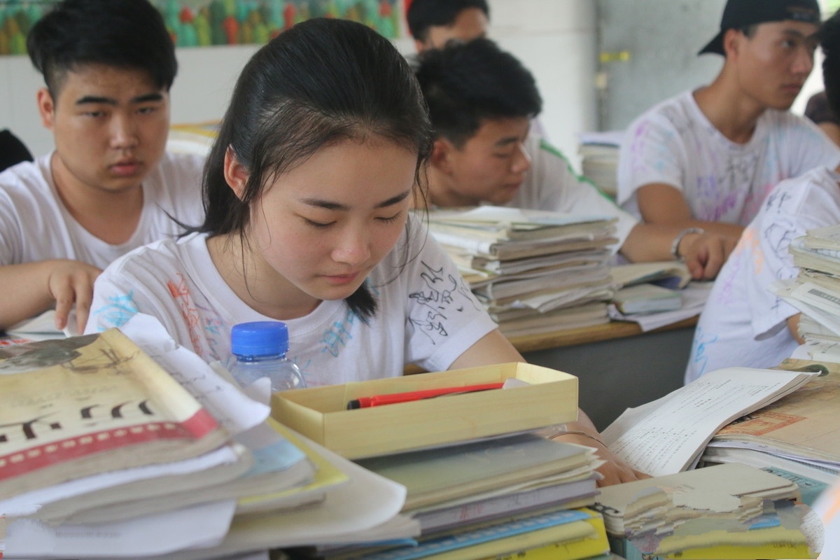 人以群分,重点中学汇聚有全市最好的学生,一批优秀的人在一起学习,很