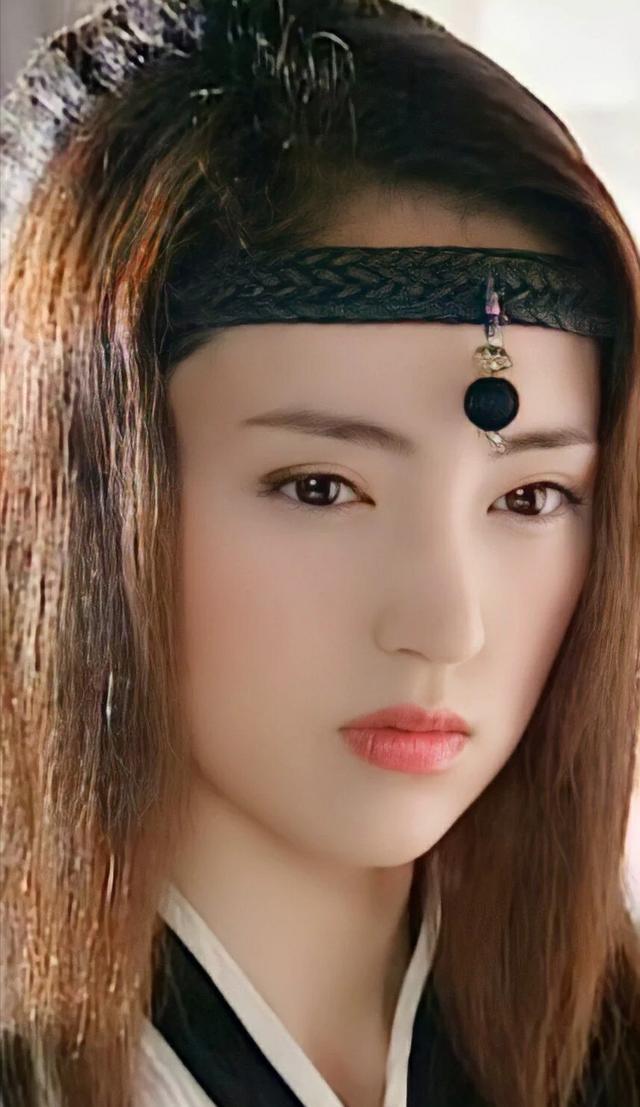 从娱乐圈公认的模范夫妻到如今分道扬镳,董璇到底经历了什么?