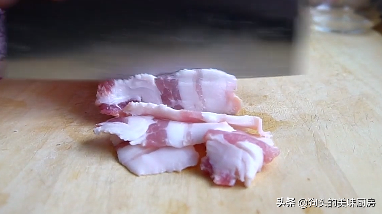 天凉了，用一块猪肉一把粉条炖着吃，暖身暖胃，上桌汤汁都不剩