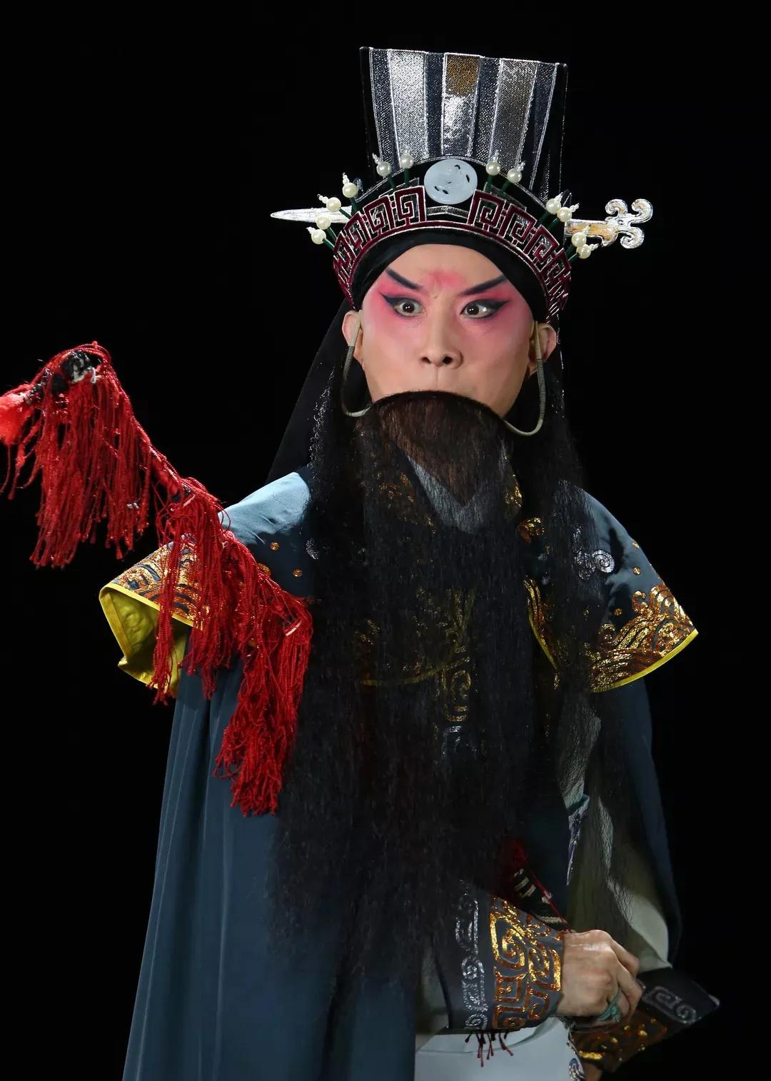 言兴朋继承传统,严格遵循言派老生唱腔"细腻委婉,刚柔相济,腔由字而生