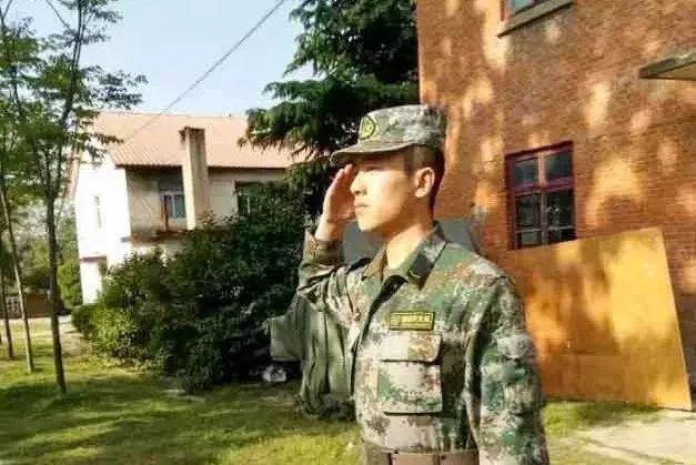 这所高校退伍兵宿舍火了，著名主持人鲁豫前来探访